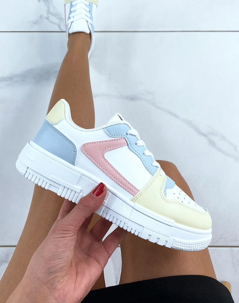 Baskets blanches avec empiècements colorés
