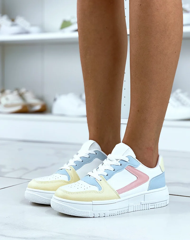Baskets blanches avec empiècements colorés