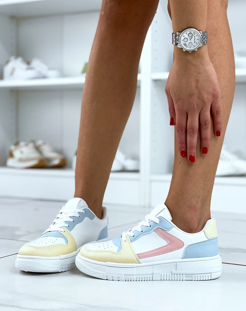 Baskets blanches avec empiècements colorés