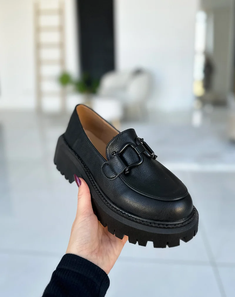 Mocassins noirs mat à détails noir mat et semelle épaisse