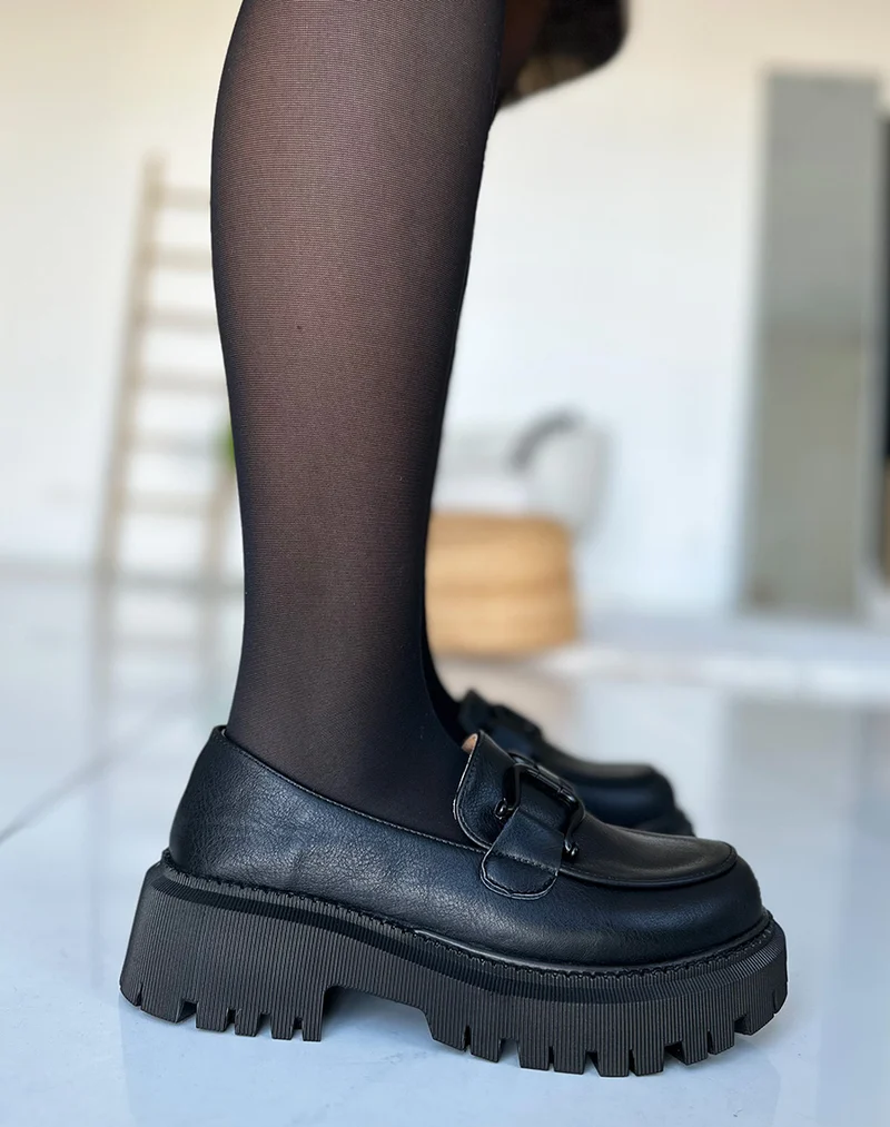 Mocassins noirs mat à détails noir mat et semelle épaisse