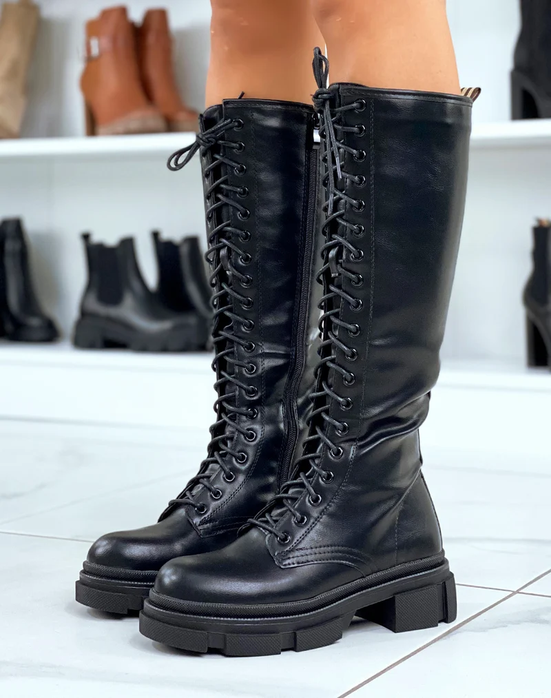 Bottes noires à lacets e semelle légèrement crantée