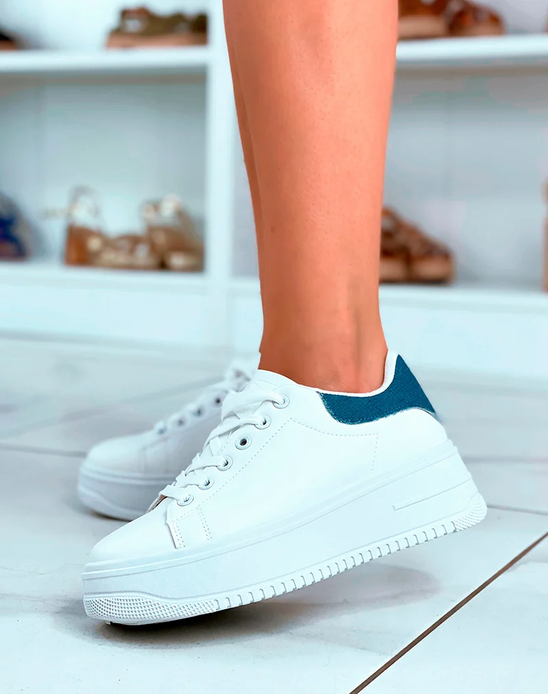 Baskets blanches à grosse plateforme et empiècement en jean