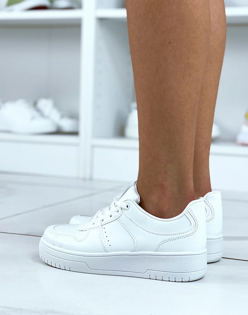 Baskets blanches avec des surpiqures