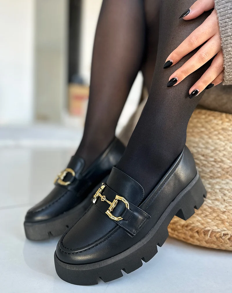 Mocassins noirs mat à détails dorées et semelle épaisse