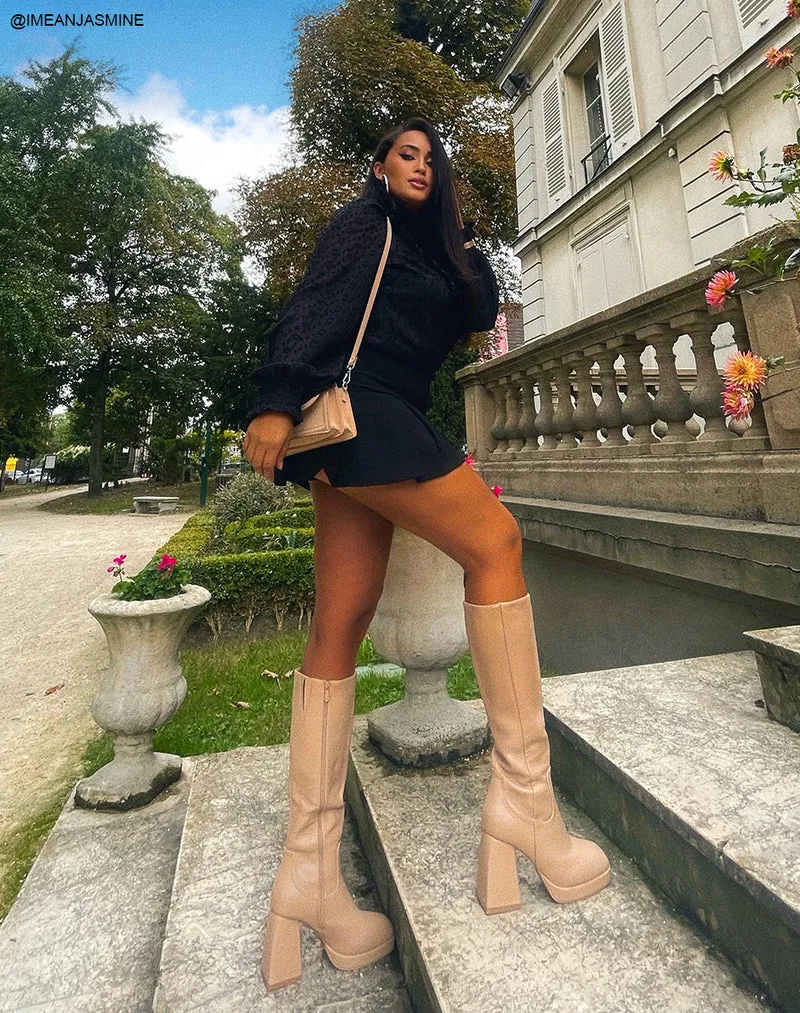 Bottes beiges à talon épais asymétrique