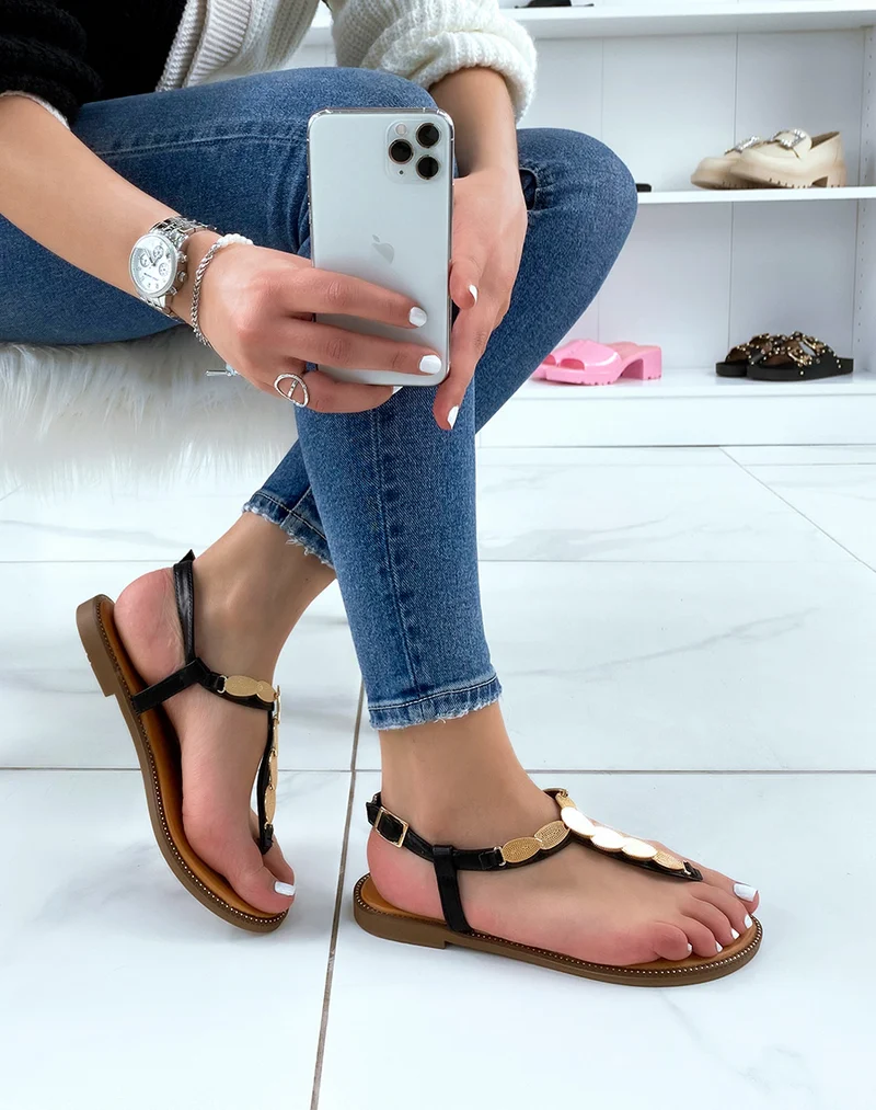 Nu-pieds noires à pièces dorés et multiples brides