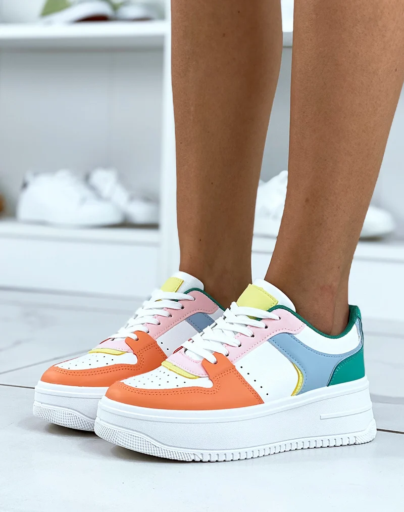 Baskets blanches avec empiècements colorés et à grosse plateforme