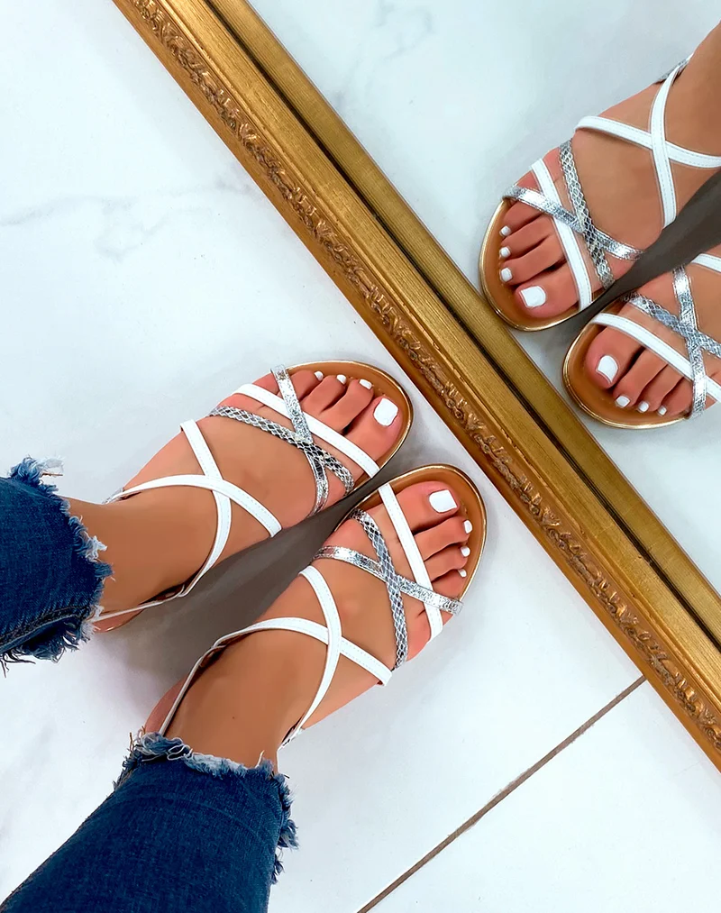 Nu-pieds blancs à multiples fines lanières