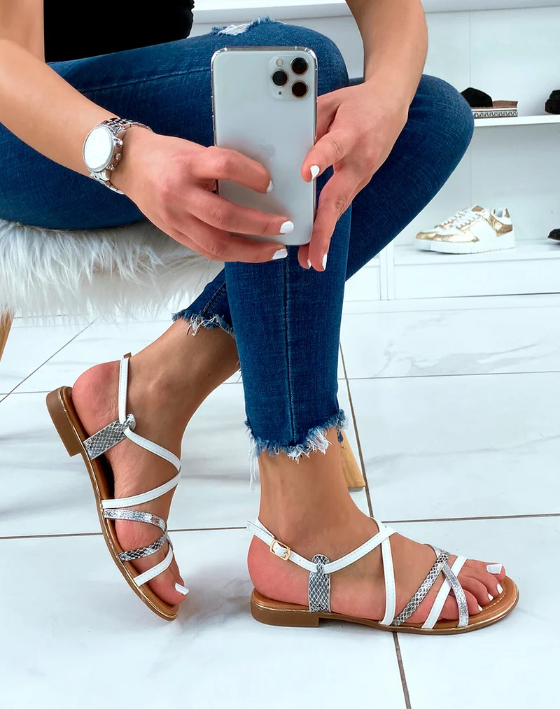 Nu-pieds blancs à multiples fines lanières