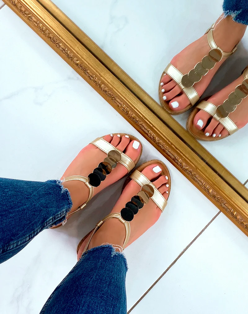 Nu-pieds dorés à pièces dorés