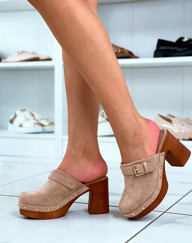 Sabots en suédine beige cloutés à sangle ajustable dorée