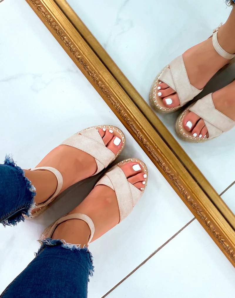 Sandales à plateforme et brides entrecroisées en suédine beige