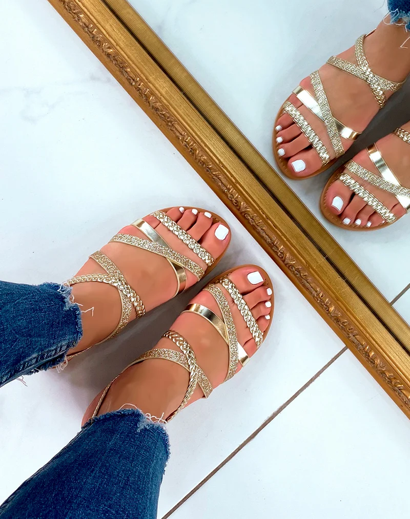 Nu-pieds dorés à multiples brides tressées et pailletées