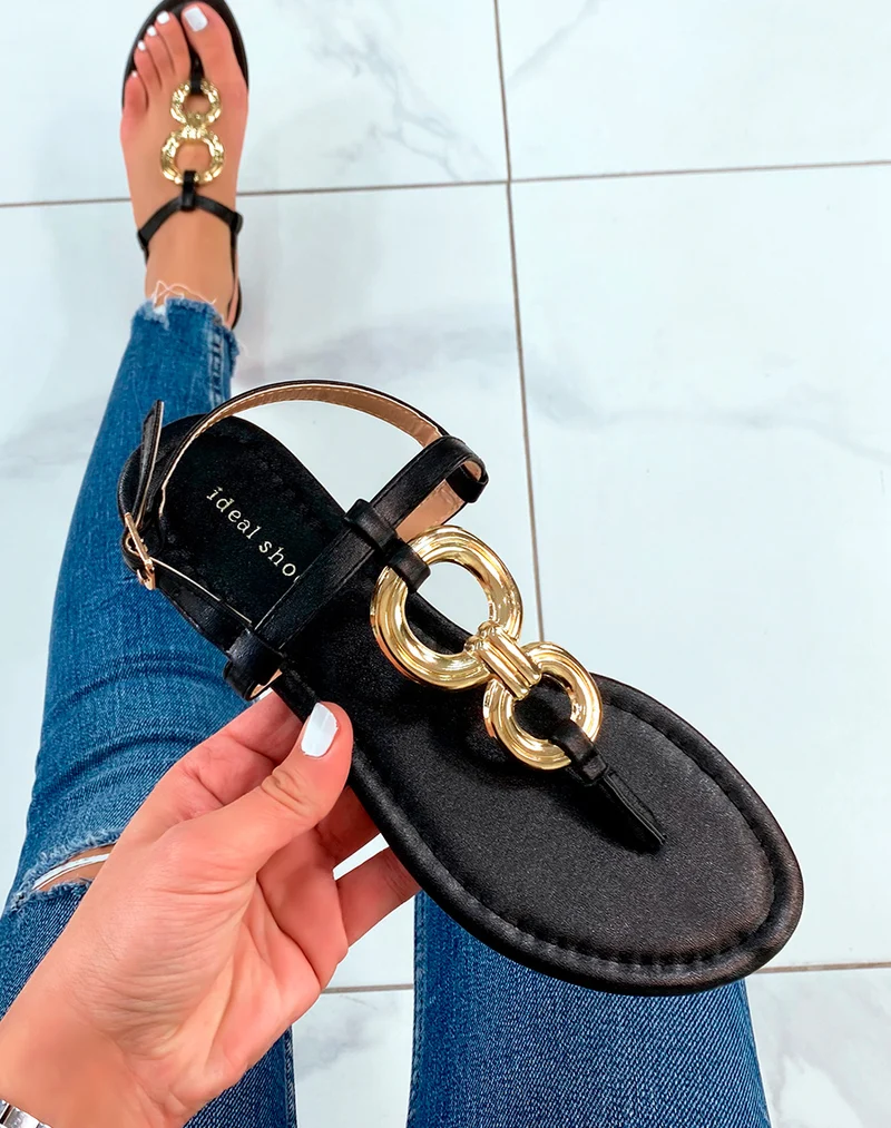 Nu-pieds noirs à boucle dorée