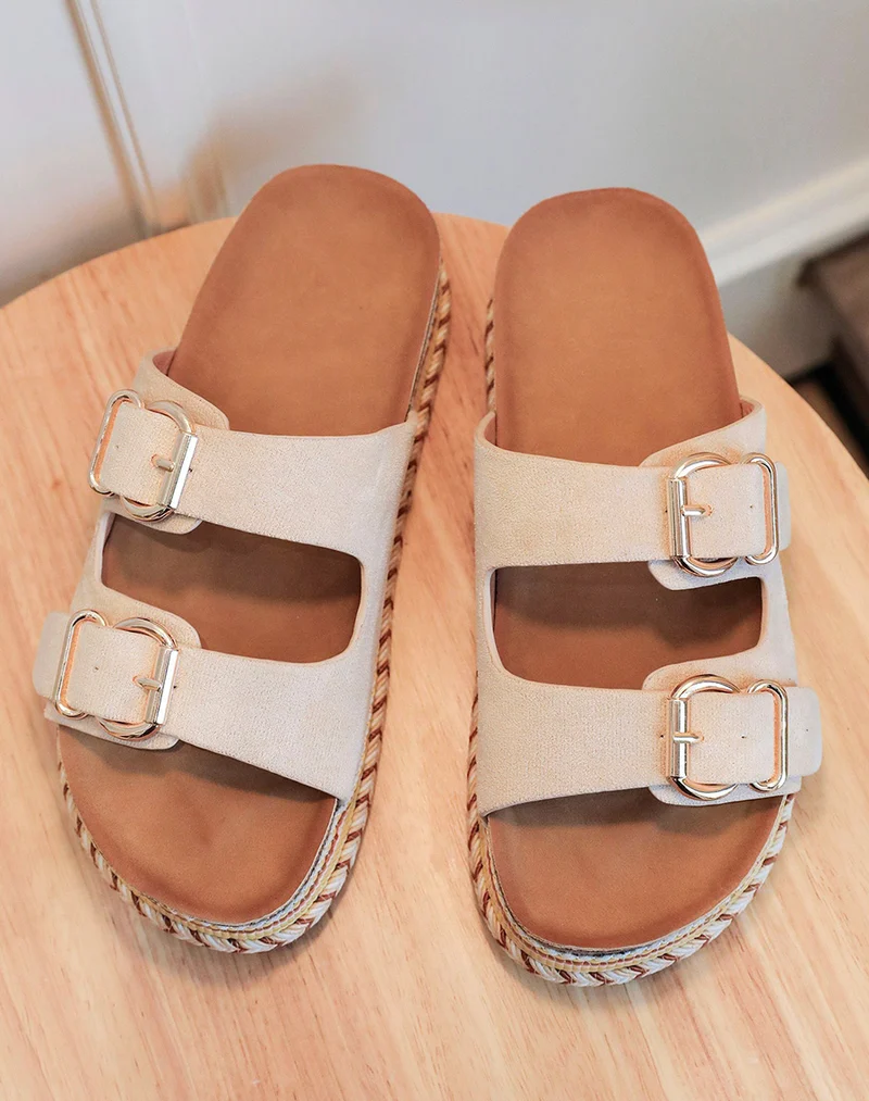 Mules plates beiges à double bride et semelle aztèque