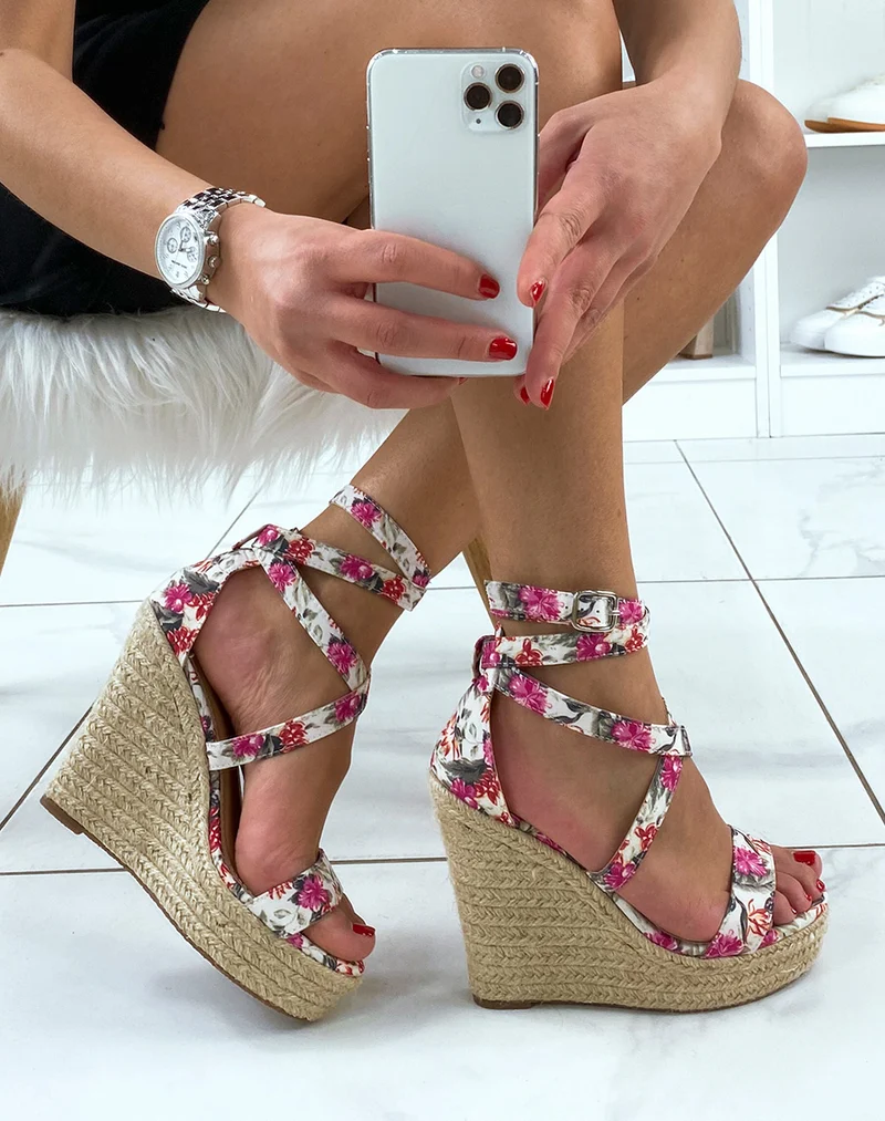 Sandales à imprimé fleuris à talons compensés avec bride avant