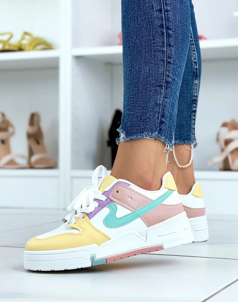 Baskets blanches et jaunes à détails pastels