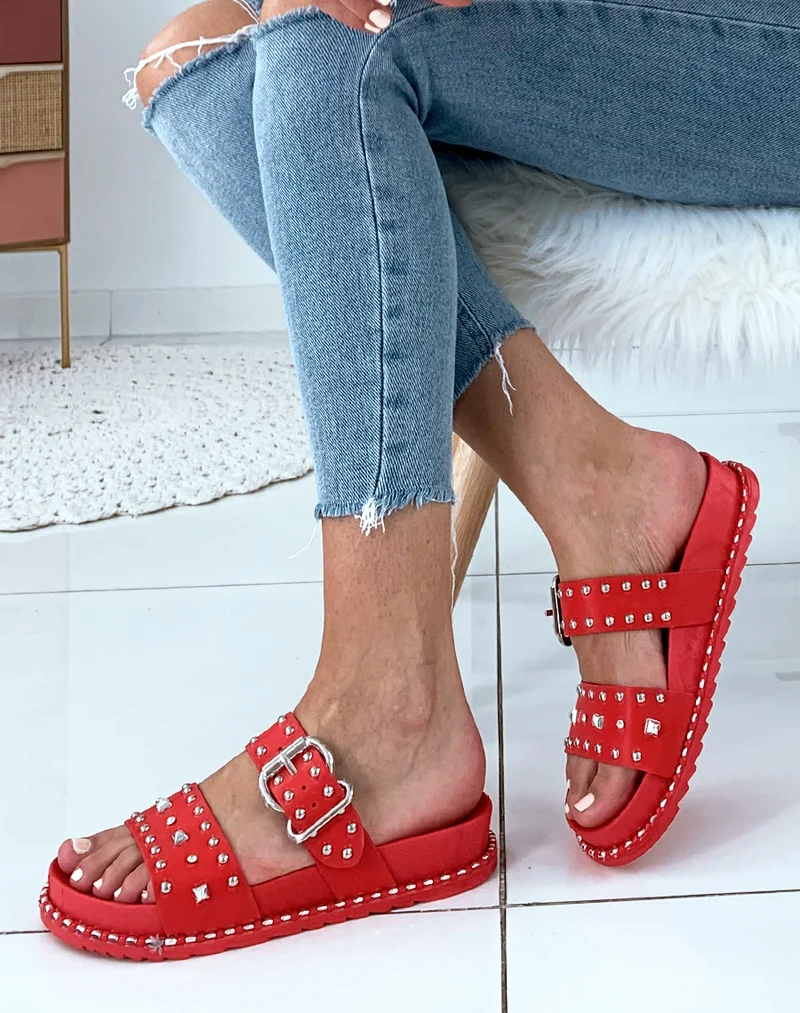 Sandales cloutés rouge à boucle