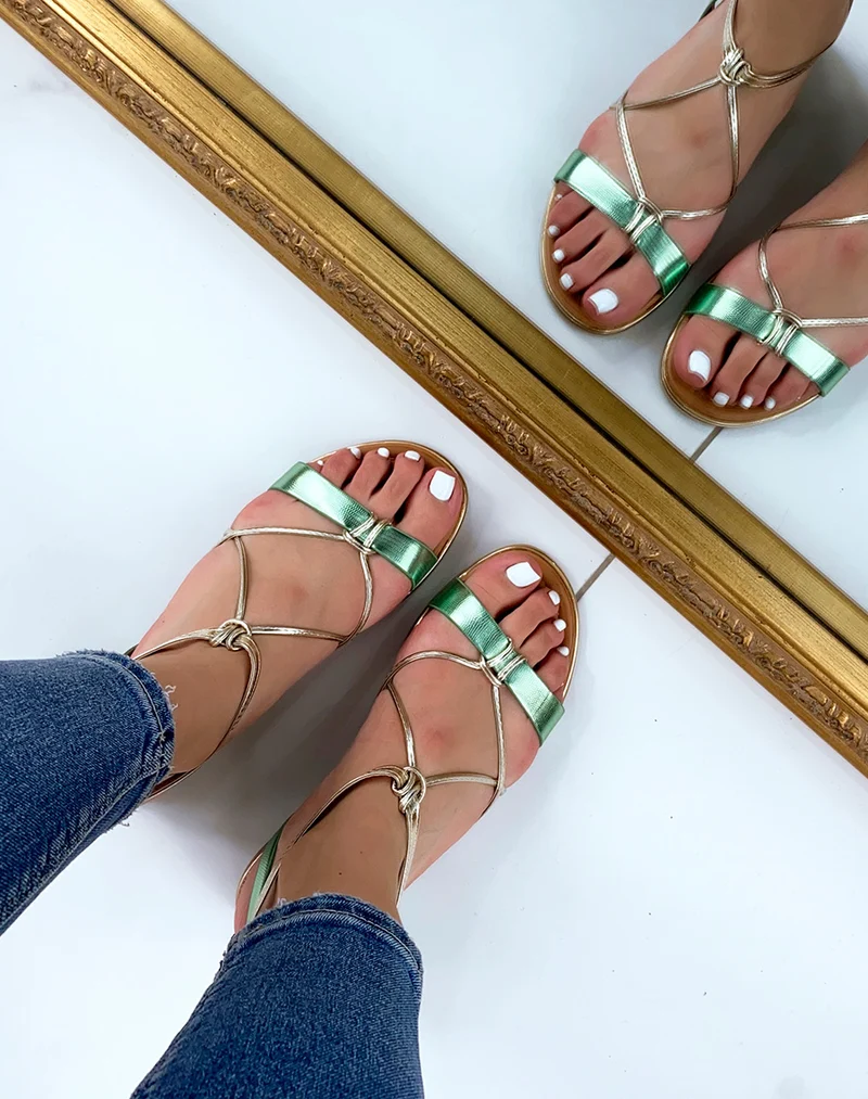 Nu-pieds à lanières vertes et dorées