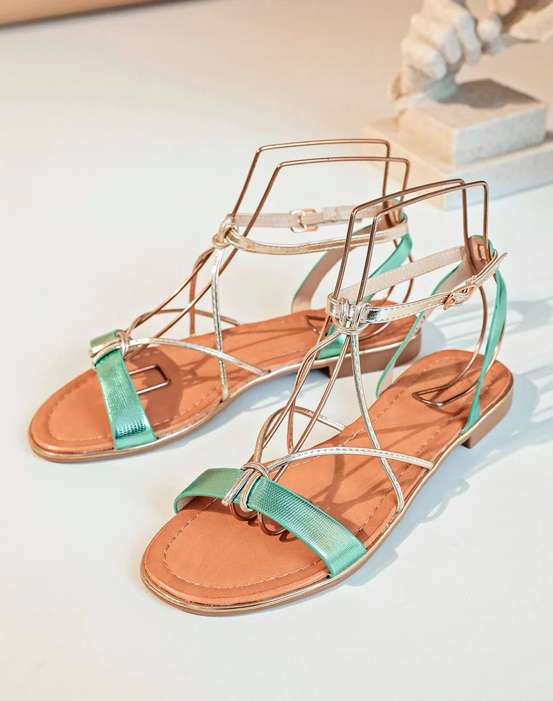 Nu-pieds à lanières vertes et dorées