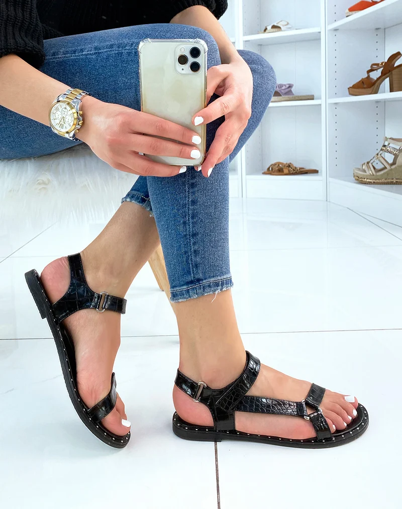 Nu-pieds noirs à lanières asymétriques effet croco