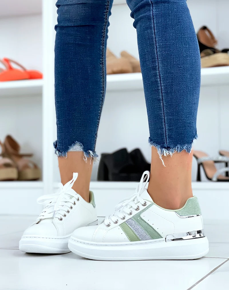 Baskets blanches à empiècements verts et argentés à paillets