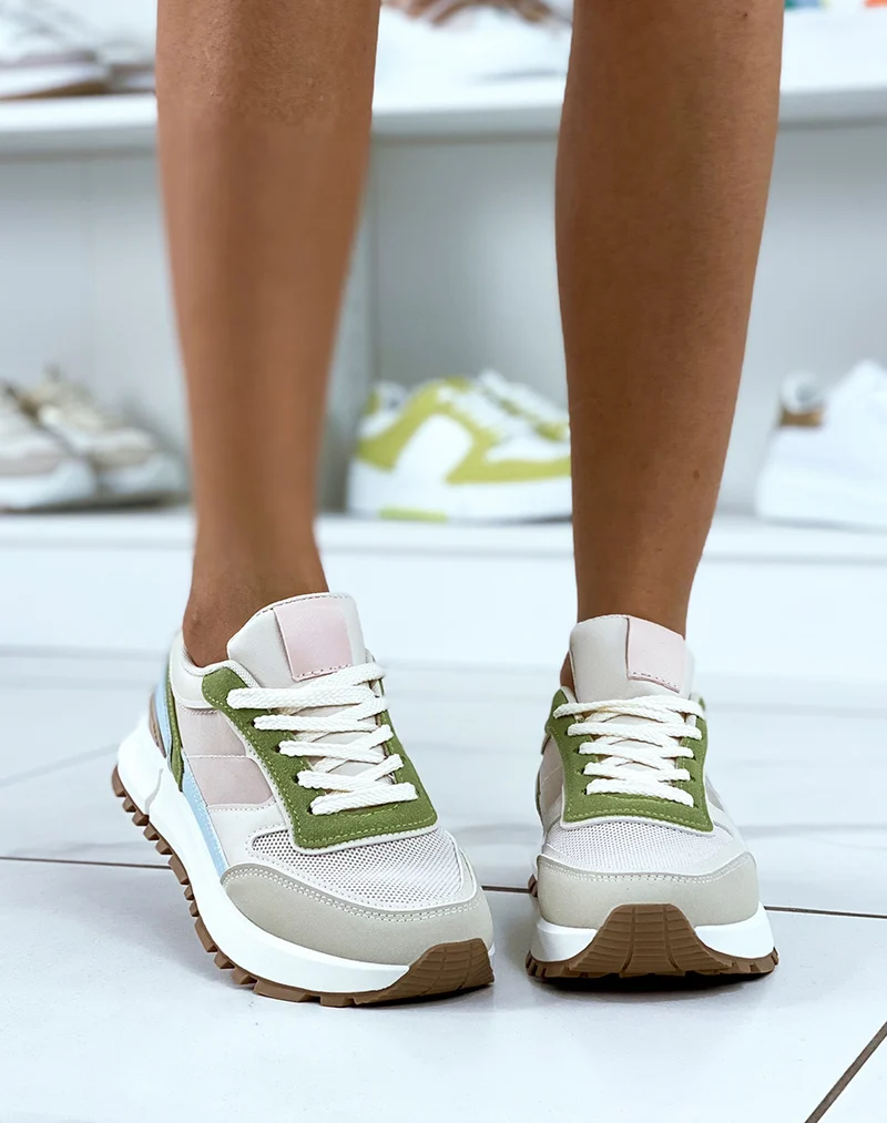 Baskets beiges avec empiècement vert et bleu