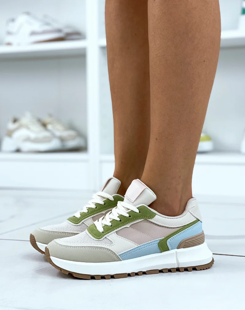 Baskets beiges avec empiècement vert et bleu