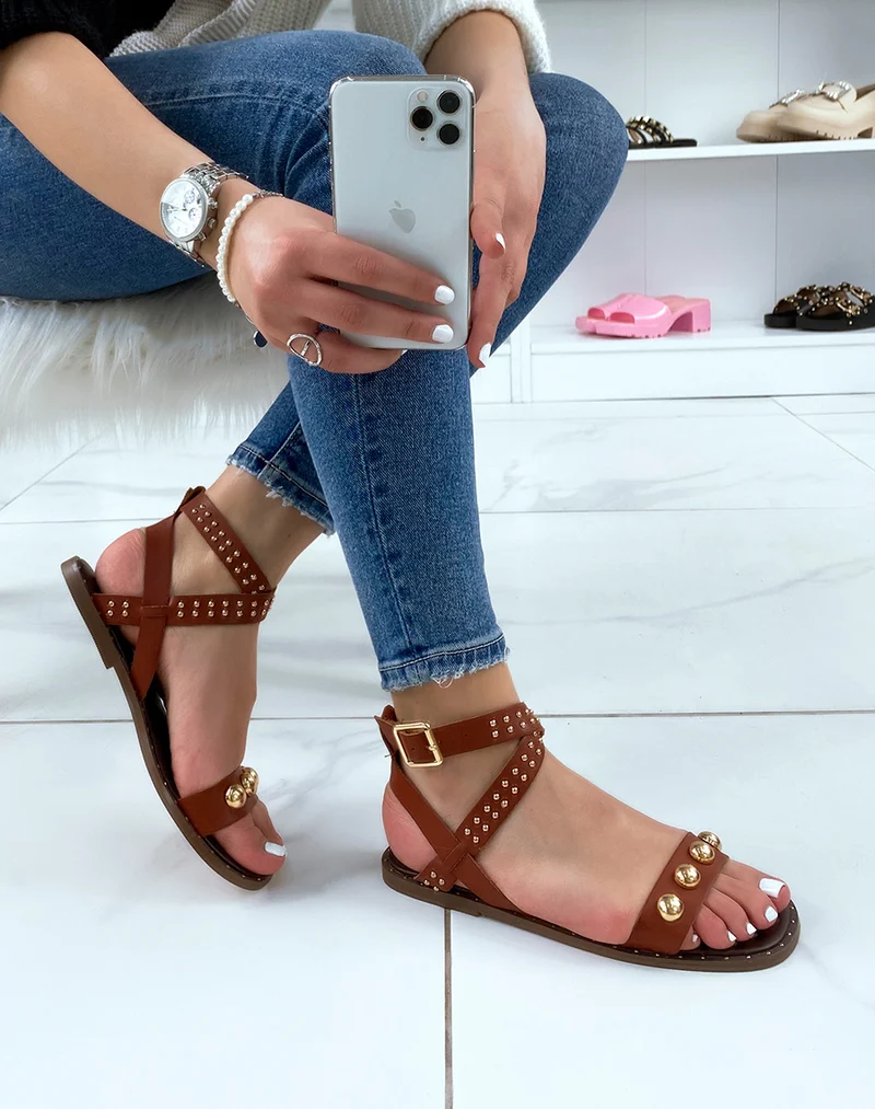 Nu-pieds marrons à clous dorés gros et fins
