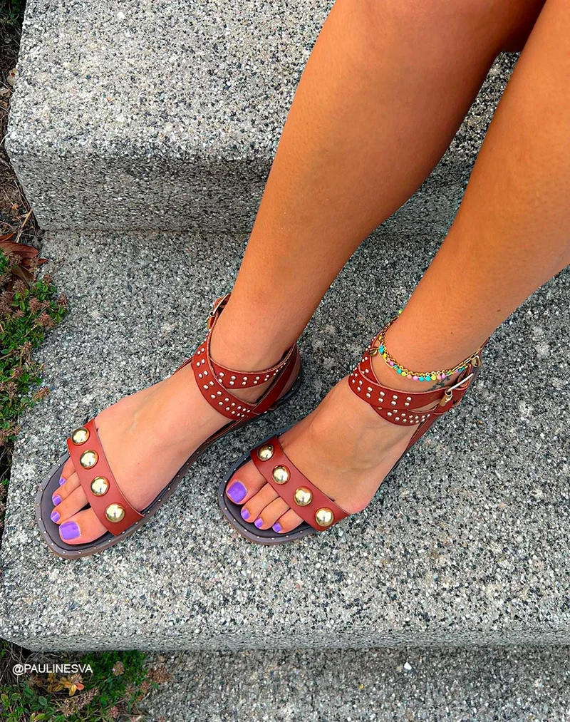 Nu-pieds marrons à clous dorés gros et fins