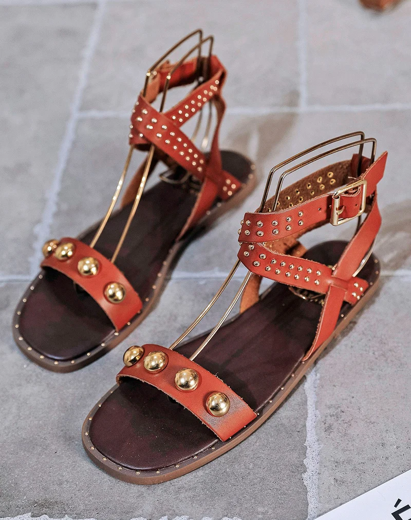 Nu-pieds marrons à clous dorés gros et fins
