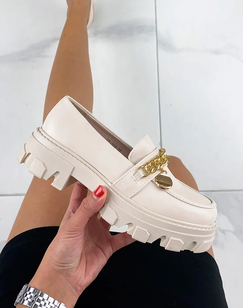 Mocassins beiges à chaîne et bijou doré et semelle crantée