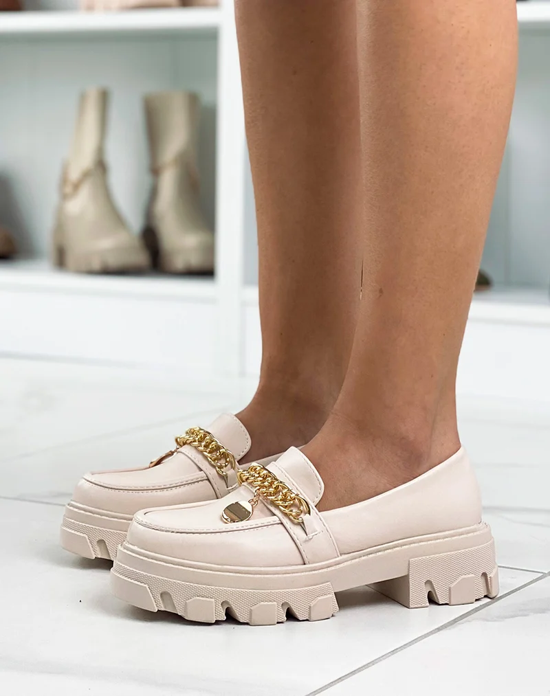 Mocassins beiges à chaîne et bijou doré et semelle crantée