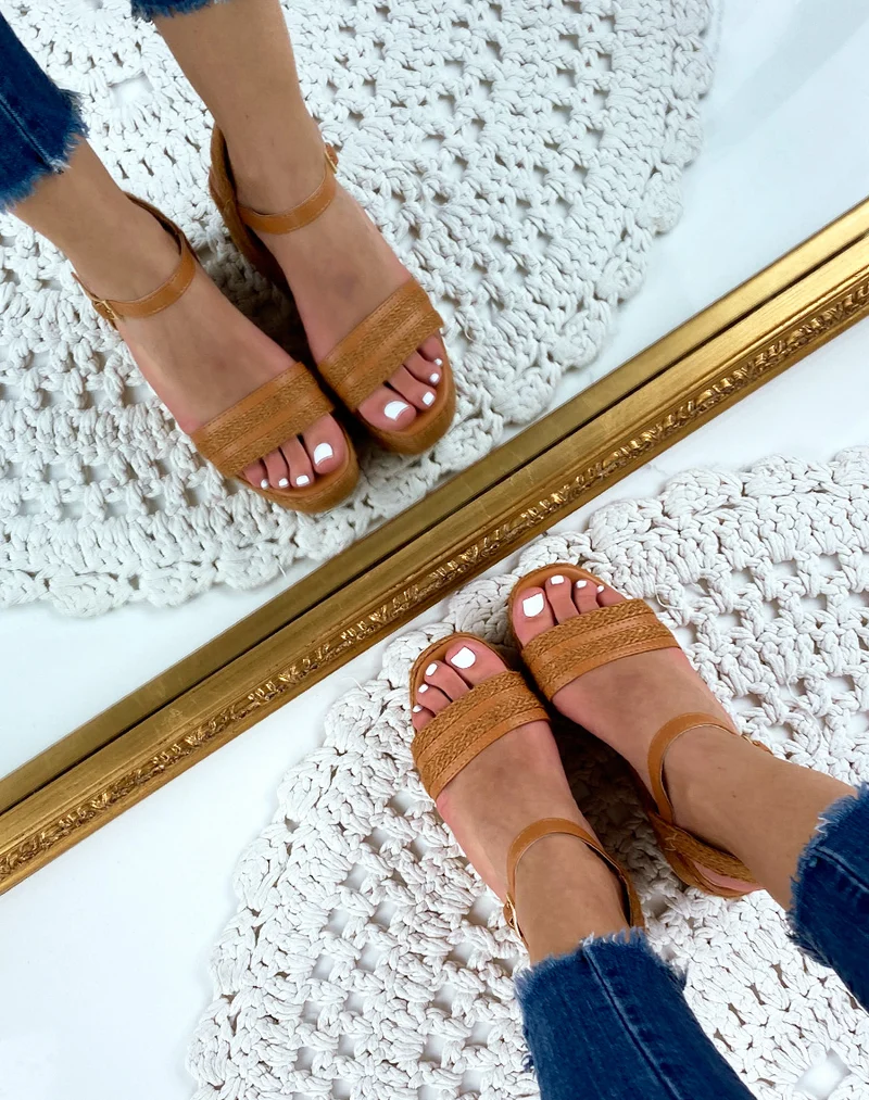 Sandales compensées camel à brides larges tressées
