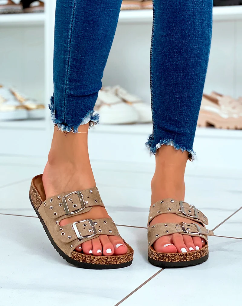 Mules en suédine beige cloutées et fermoirs argentés