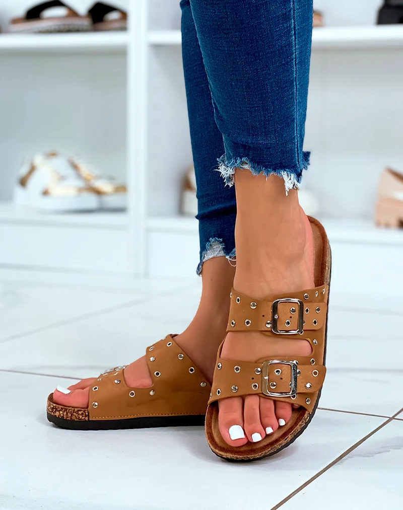 Mules en suédine camel cloutées et fermoirs argentés