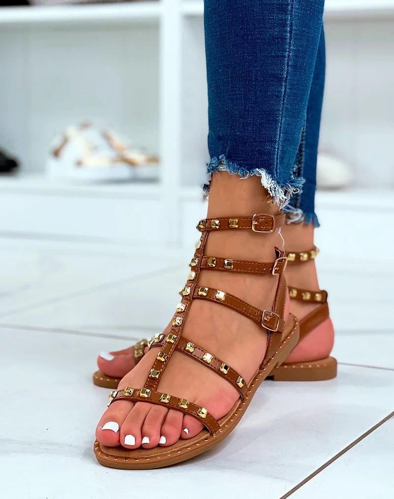 Nu-pieds camel cloutés style spartiate