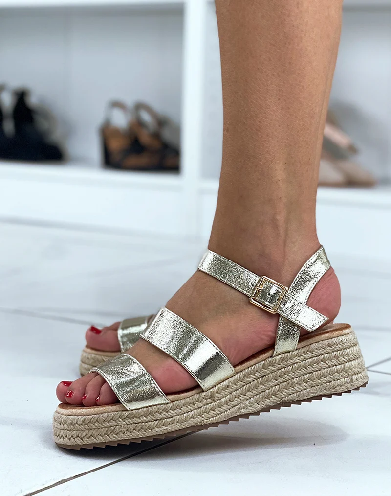 Sandales plates dorées à doubles sangles en toile avec plateforme en jute