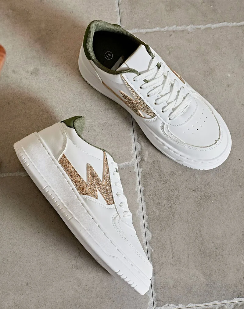 Baskets blanches à détails éclair dorés pailleté et empiècement vert