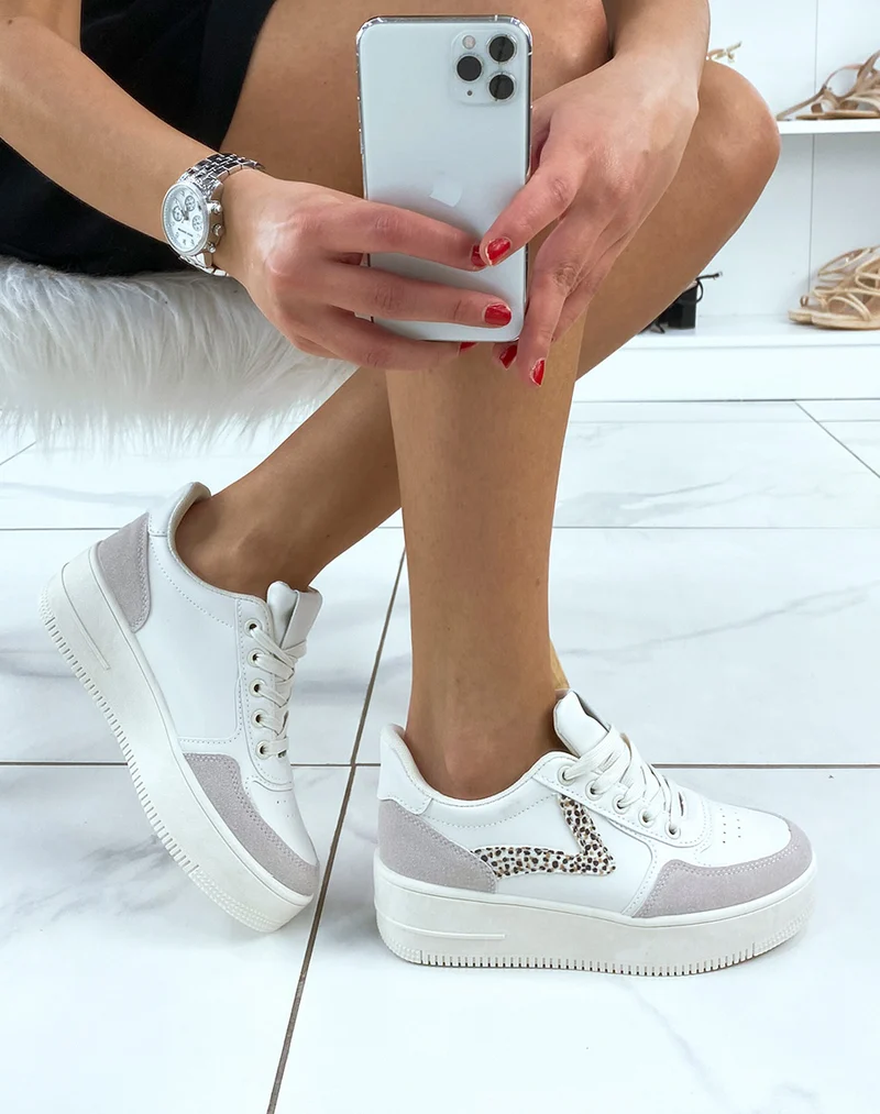 Baskets grises et blanches avec motifs léopard et empiècement blanc