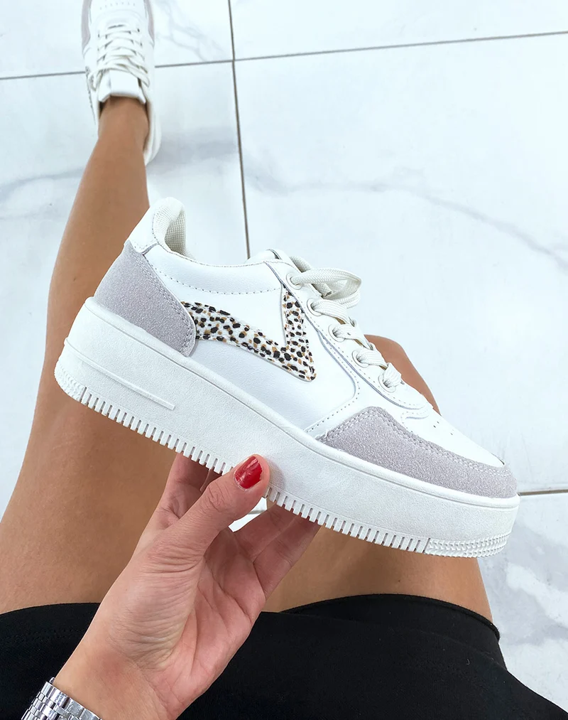 Baskets grises et blanches avec motifs léopard et empiècement blanc