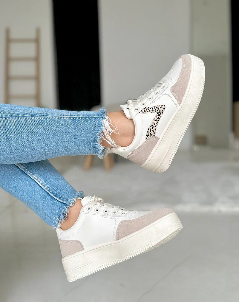 Baskets grises et blanches avec motifs léopard et empiècement blanc