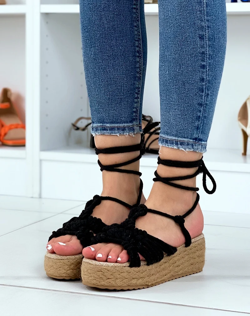 Sandales compensées noires nouées avec de larges cordes