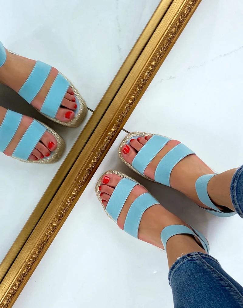 Sandales compensées bleues à brides élastiques