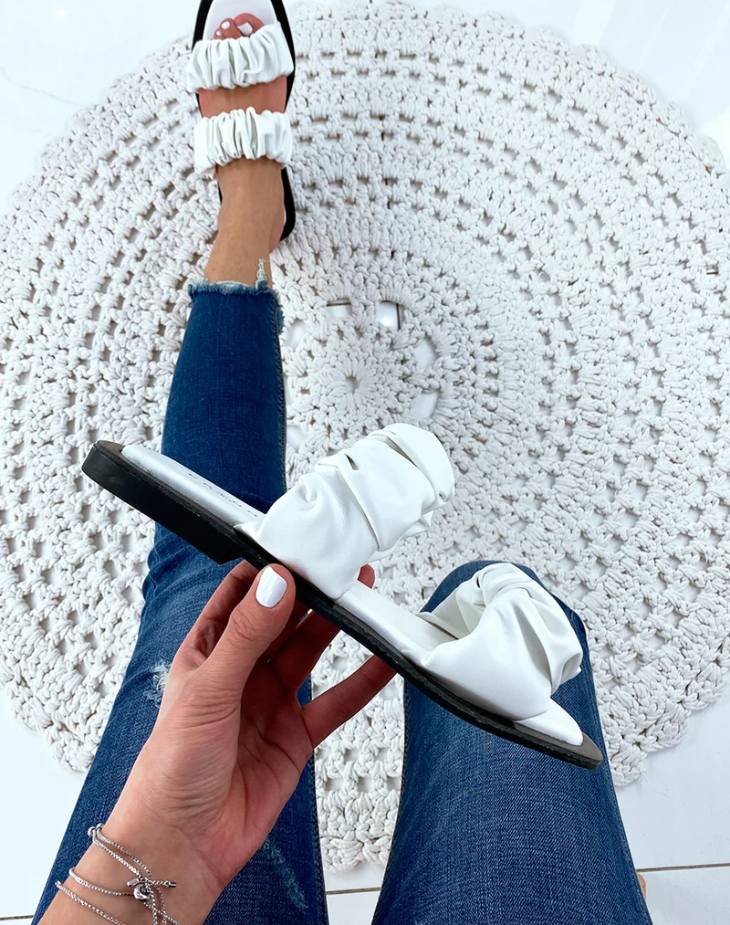 Sandales plates en simili cuir blanche