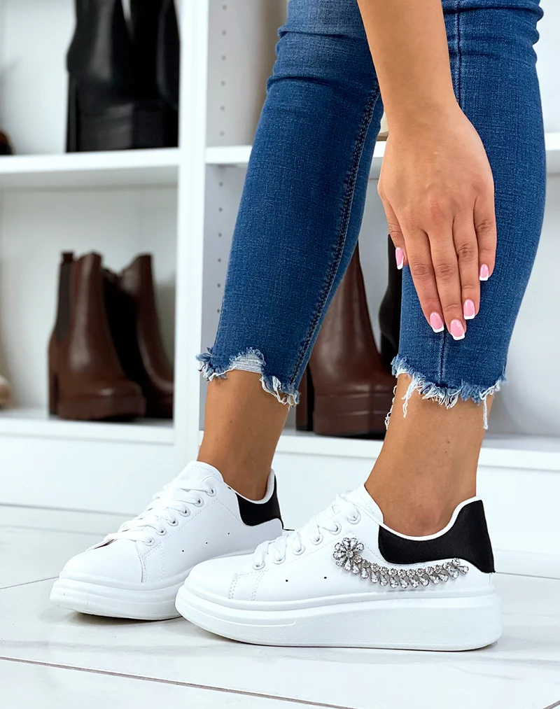 Basket blanches avec empiècement arrière noir avec décoration strass