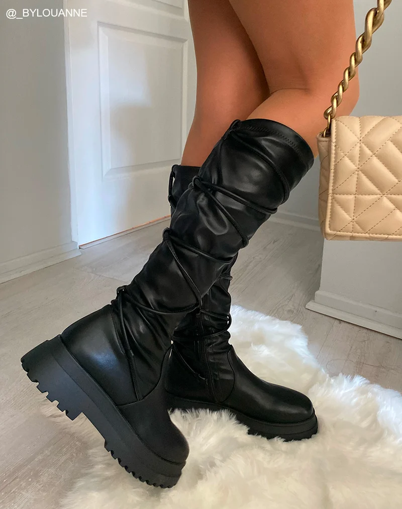 Bottes noires à lacets entrecroisés