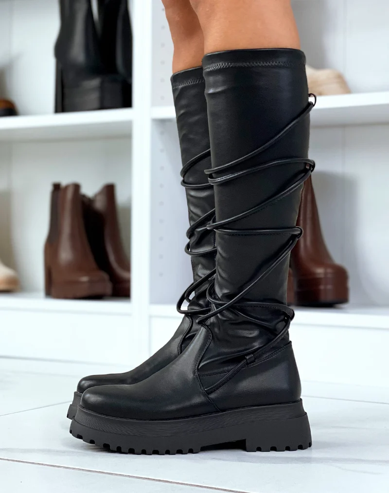 Bottes noires à lacets entrecroisés