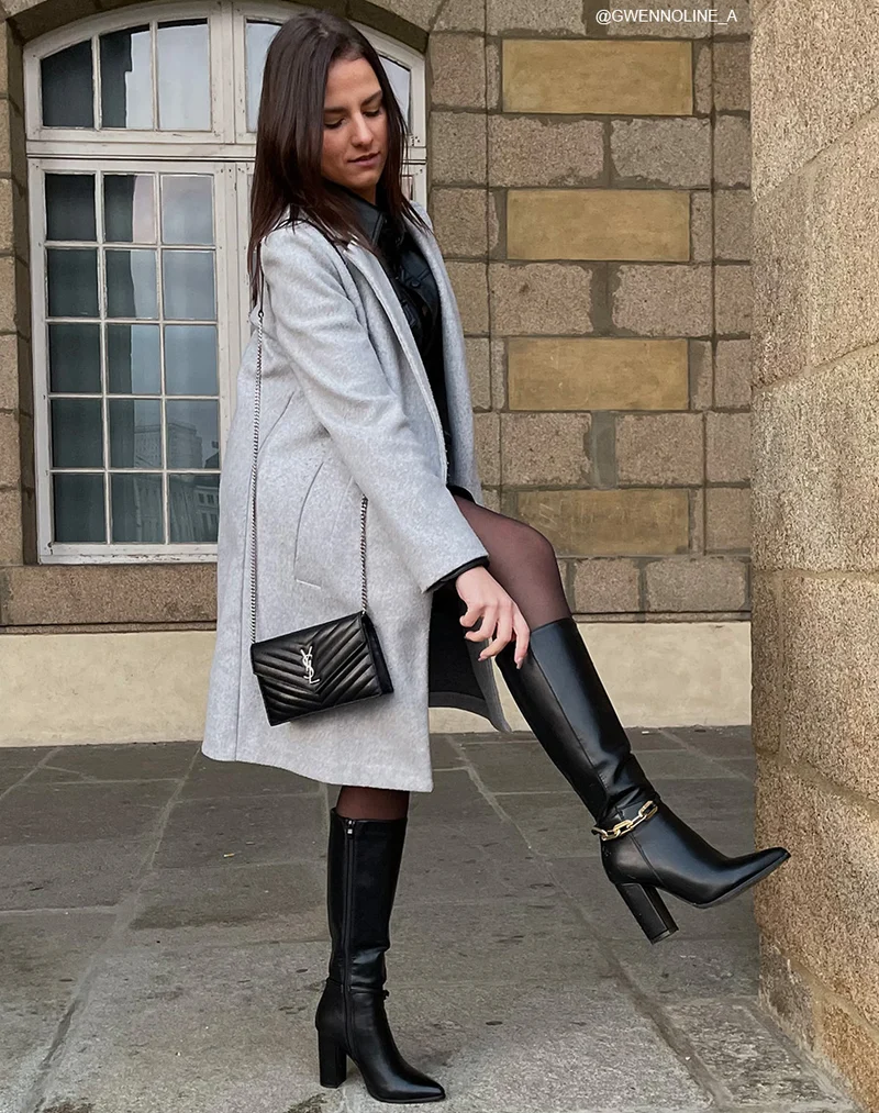 Bottes hautes noires à talon ornées d’une chaine dorée
